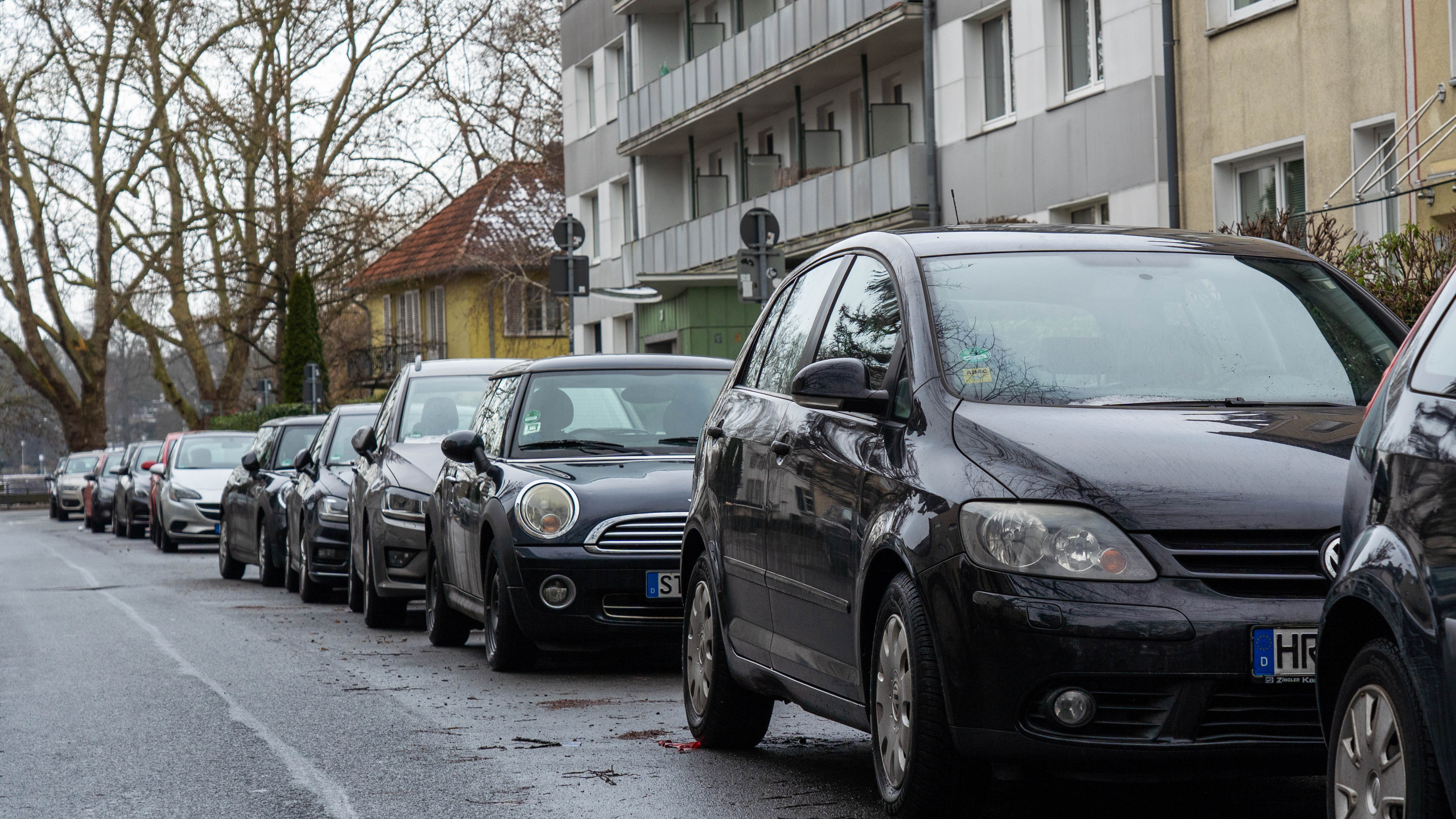 Parkende Autos am Straßenrand