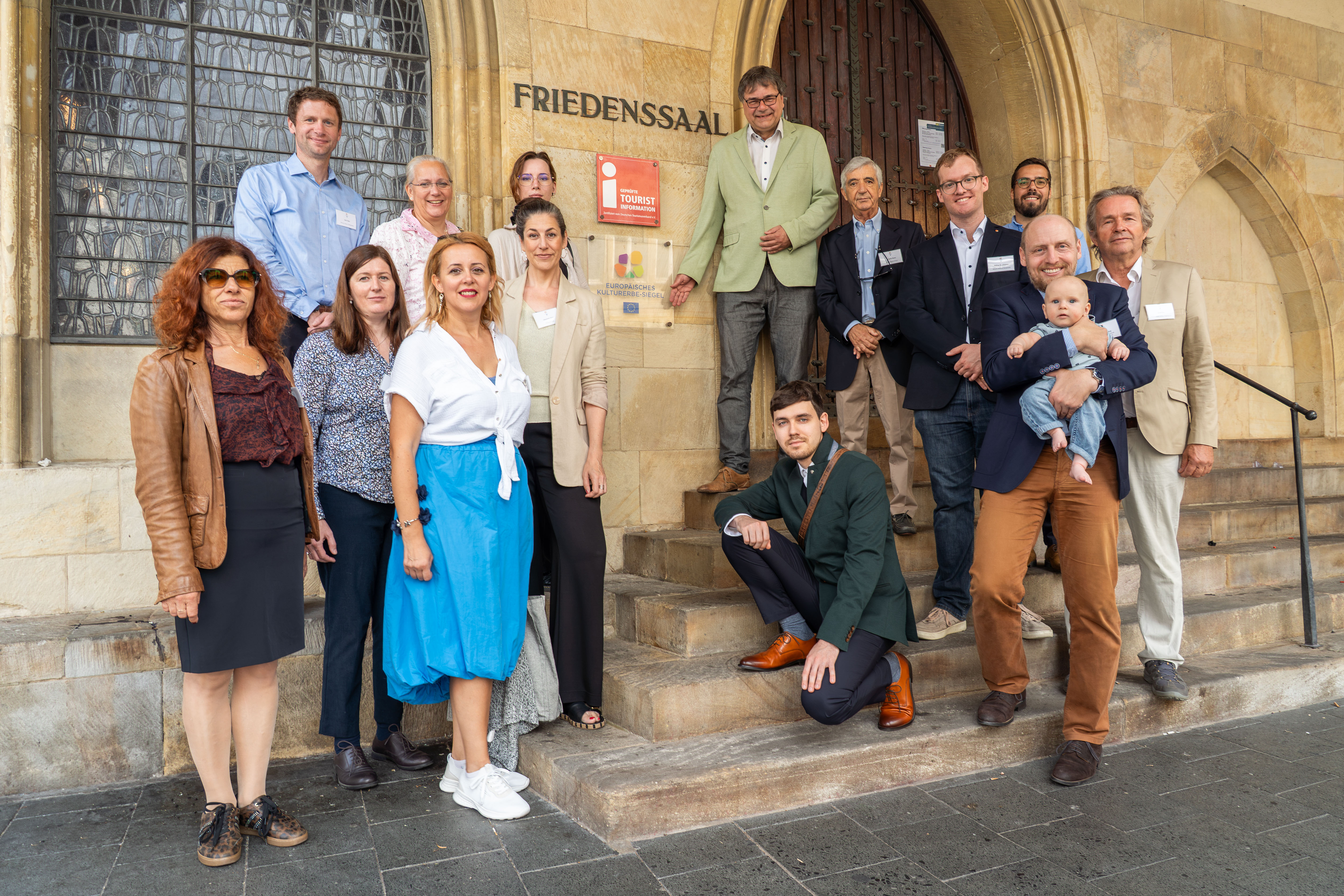 Gruppenfoto vor dem historischen Rathaus