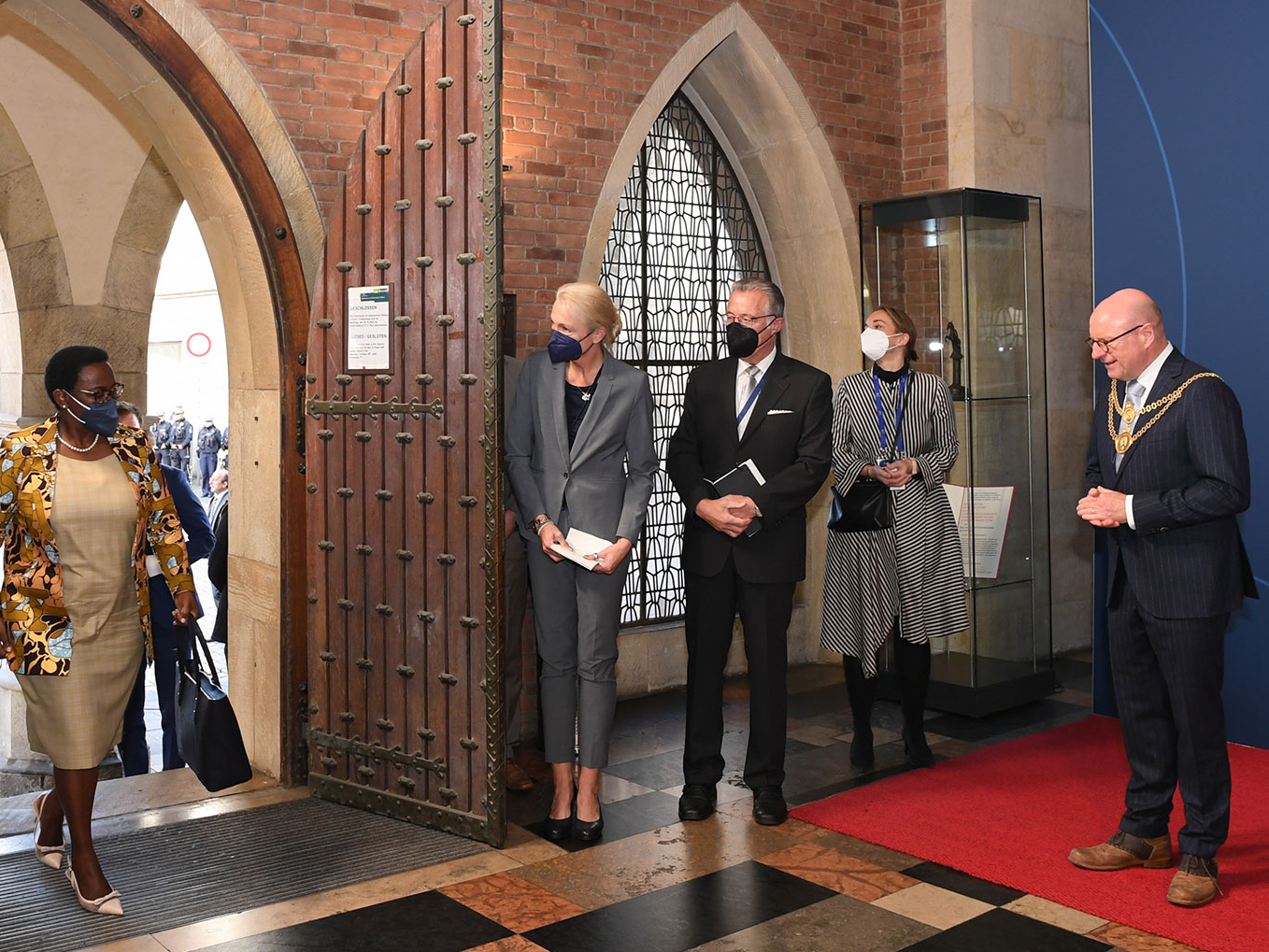  Die Außenbeauftragte der Afrikanischen Union, Monique Nsanzabaganwa im historischen Rathaus