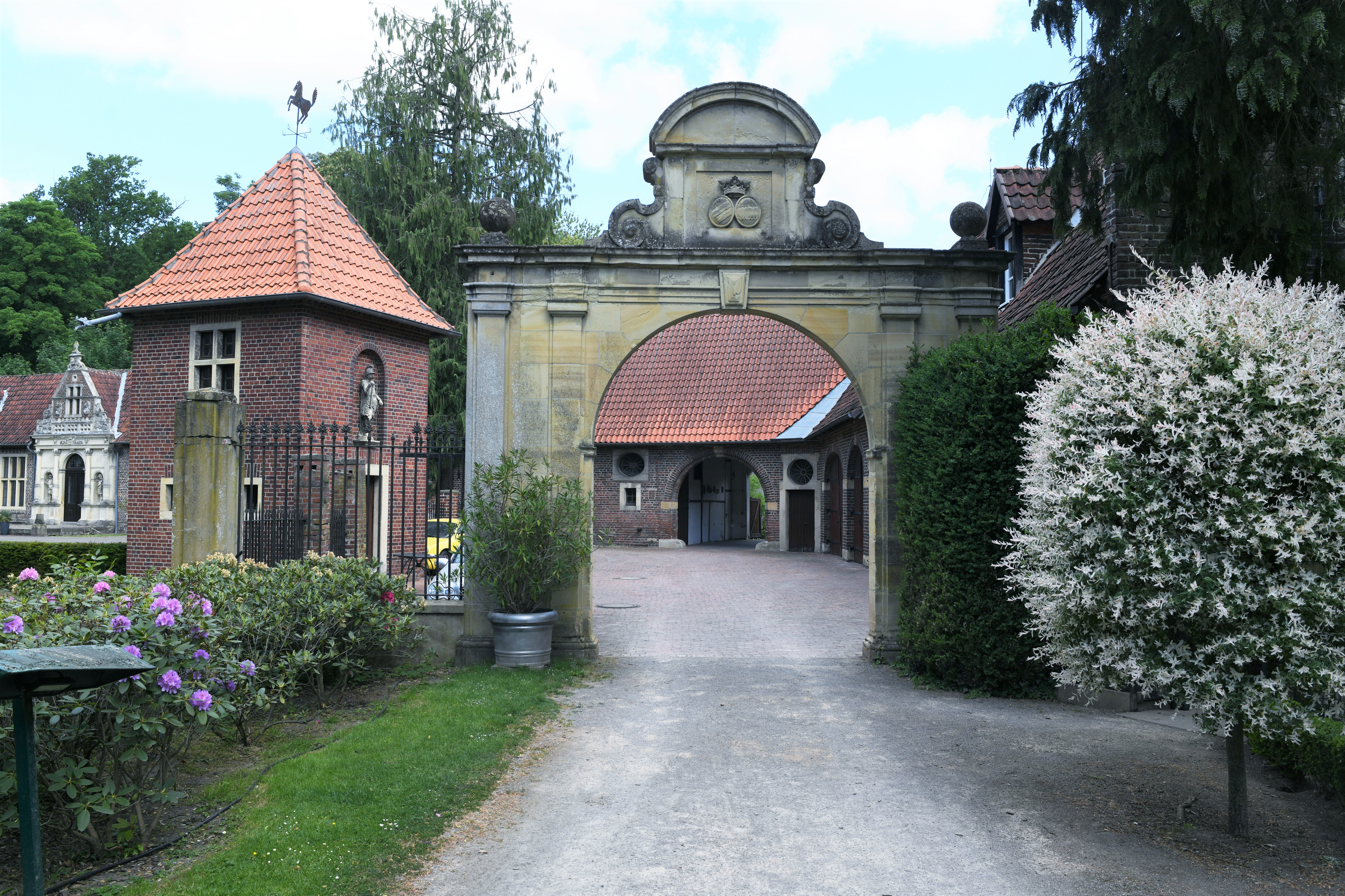 Haus Ruhr Außenansicht mit Einfahrt