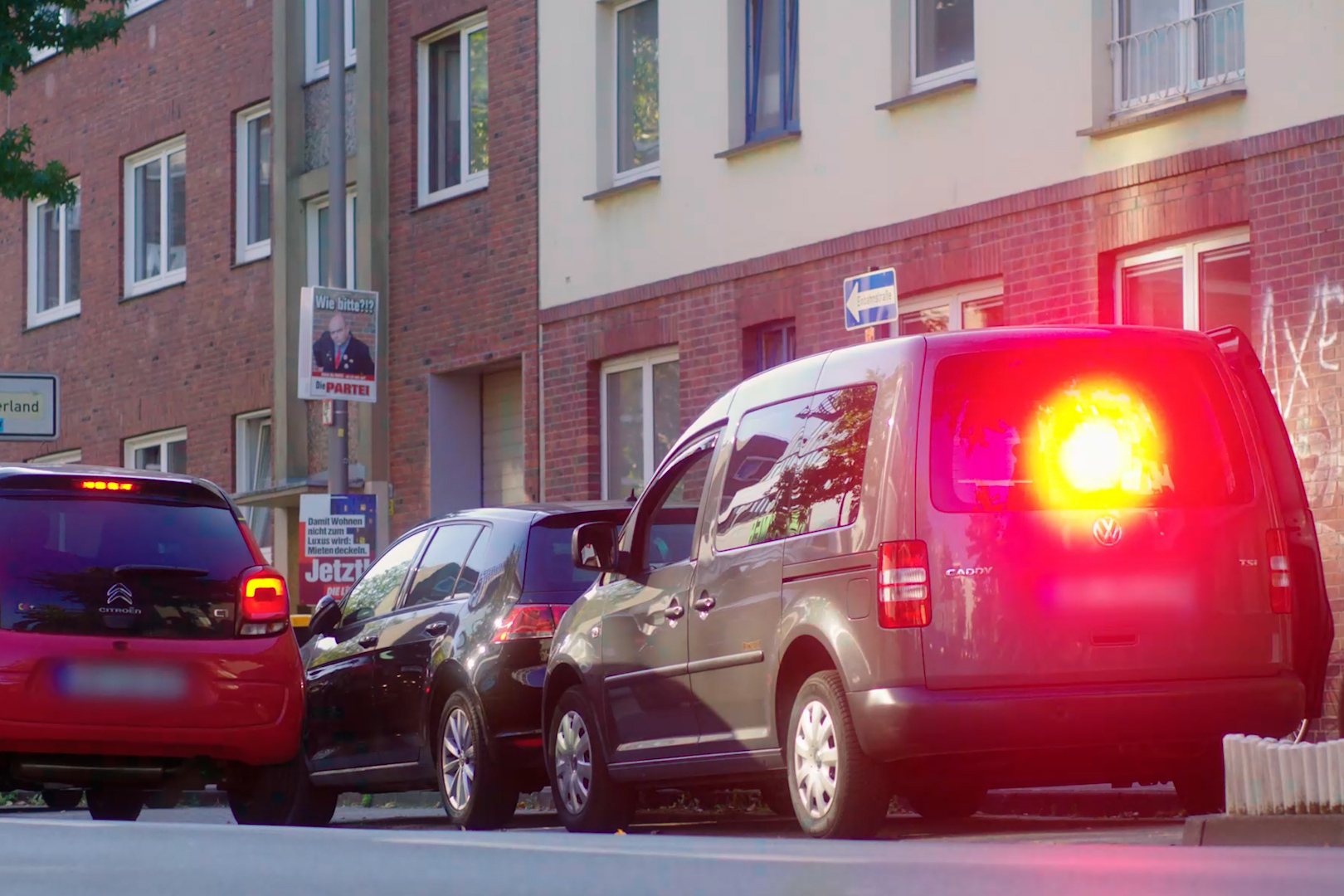 Ein Auto fährt an einem mobilen Blitzer vorbei