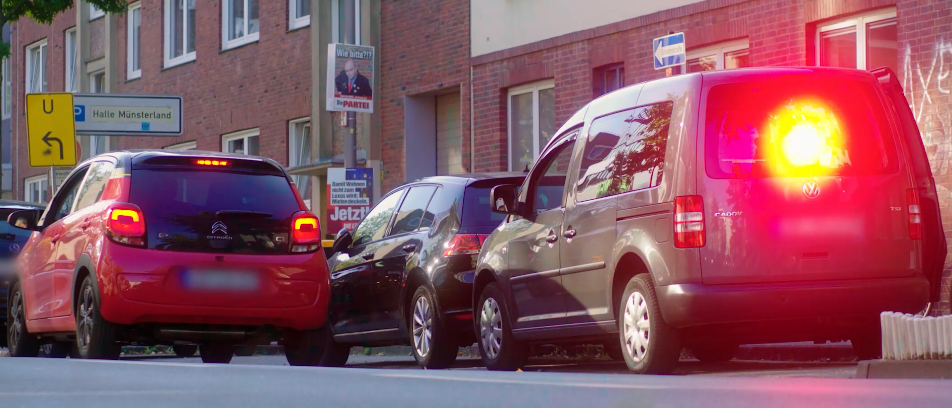 Ein Auto fährt an einem mobilen Blitzer vorbei