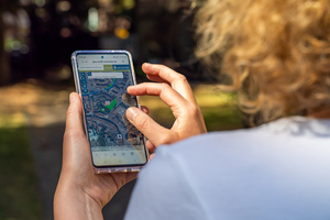 Gezeigt ist die Nutzung des "Coolen Stadtplans" auf dem Handy.