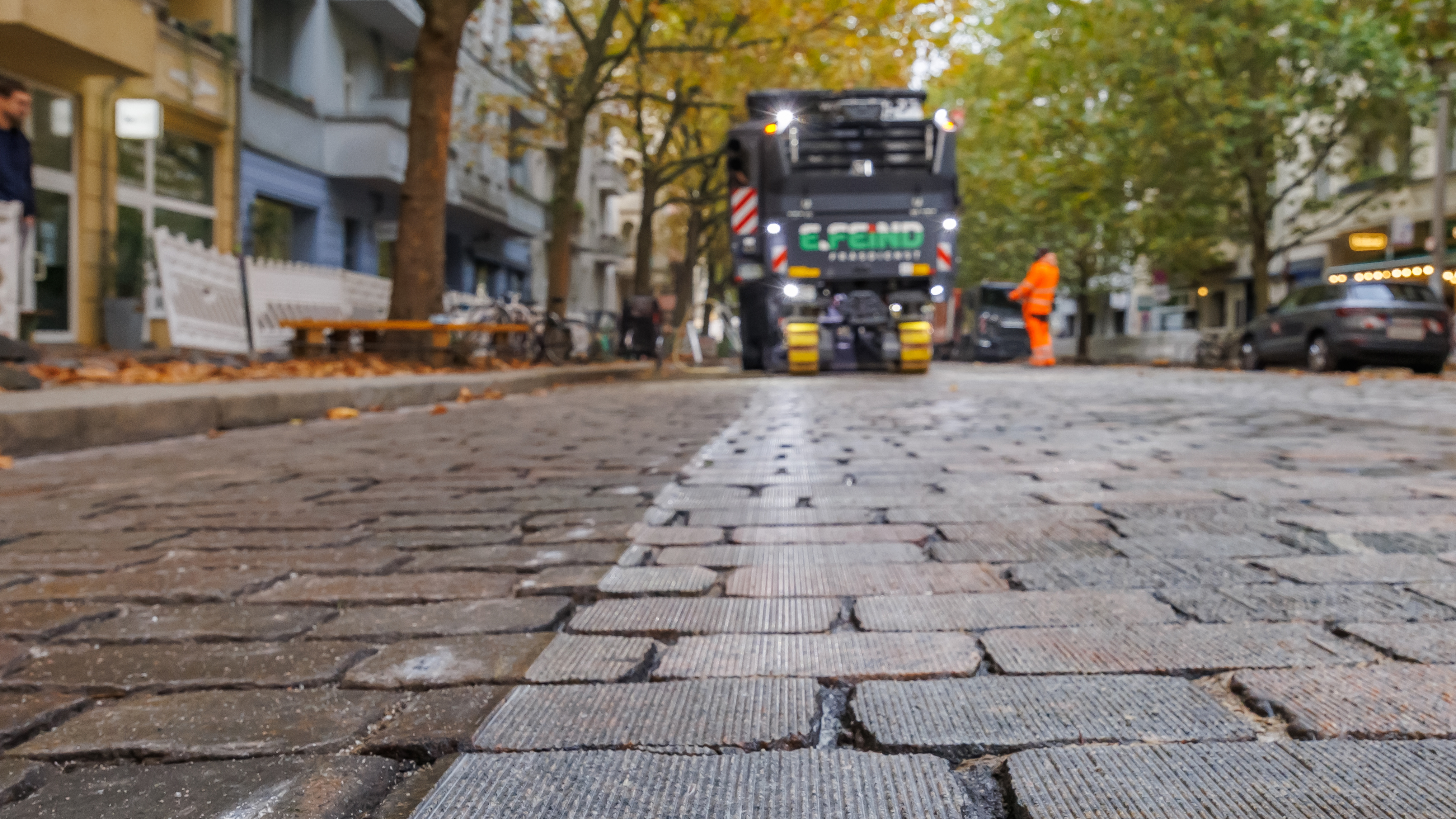 Kopfsteinpflaster mit Fahrzeug im Hintergrund