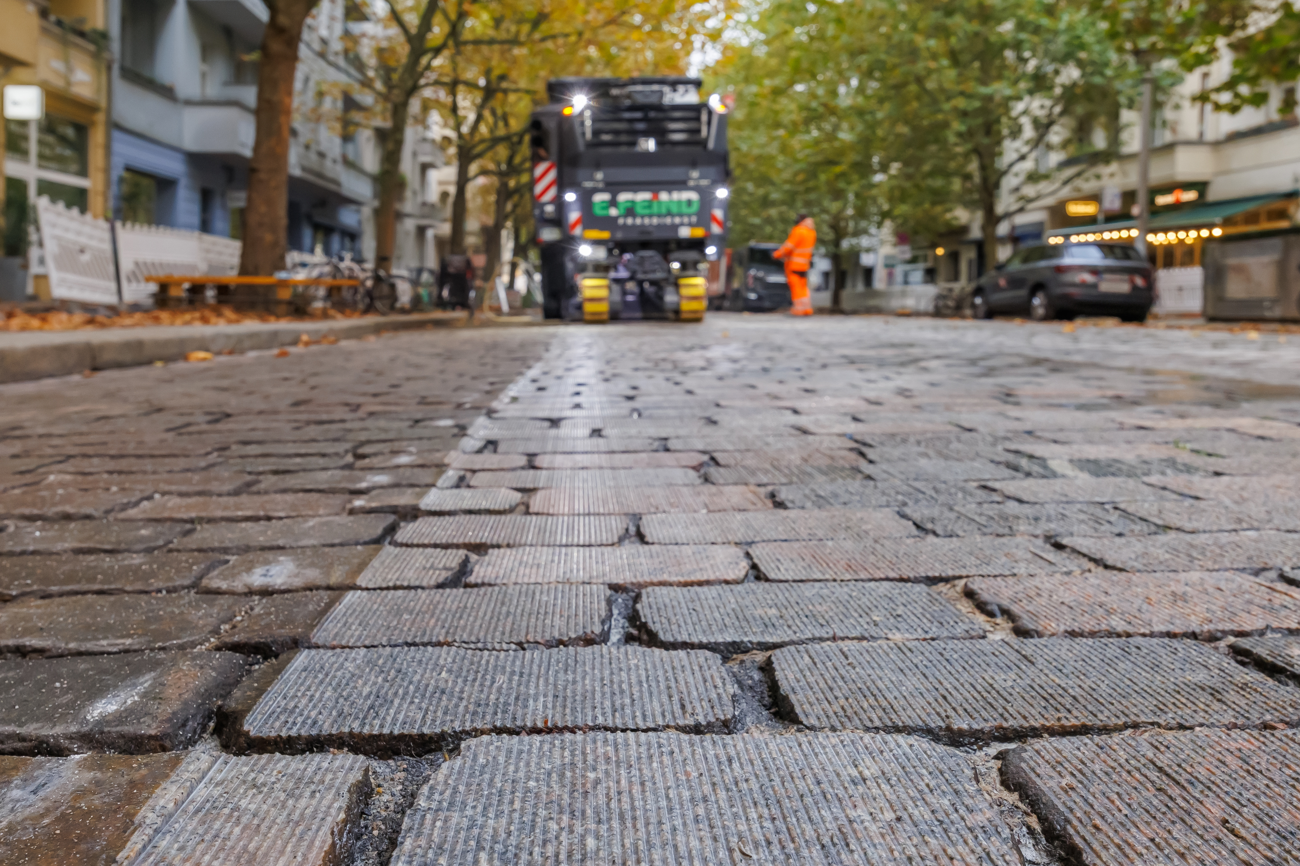 Kopfsteinpflaster mit Fahrzeug im Hintergrund
