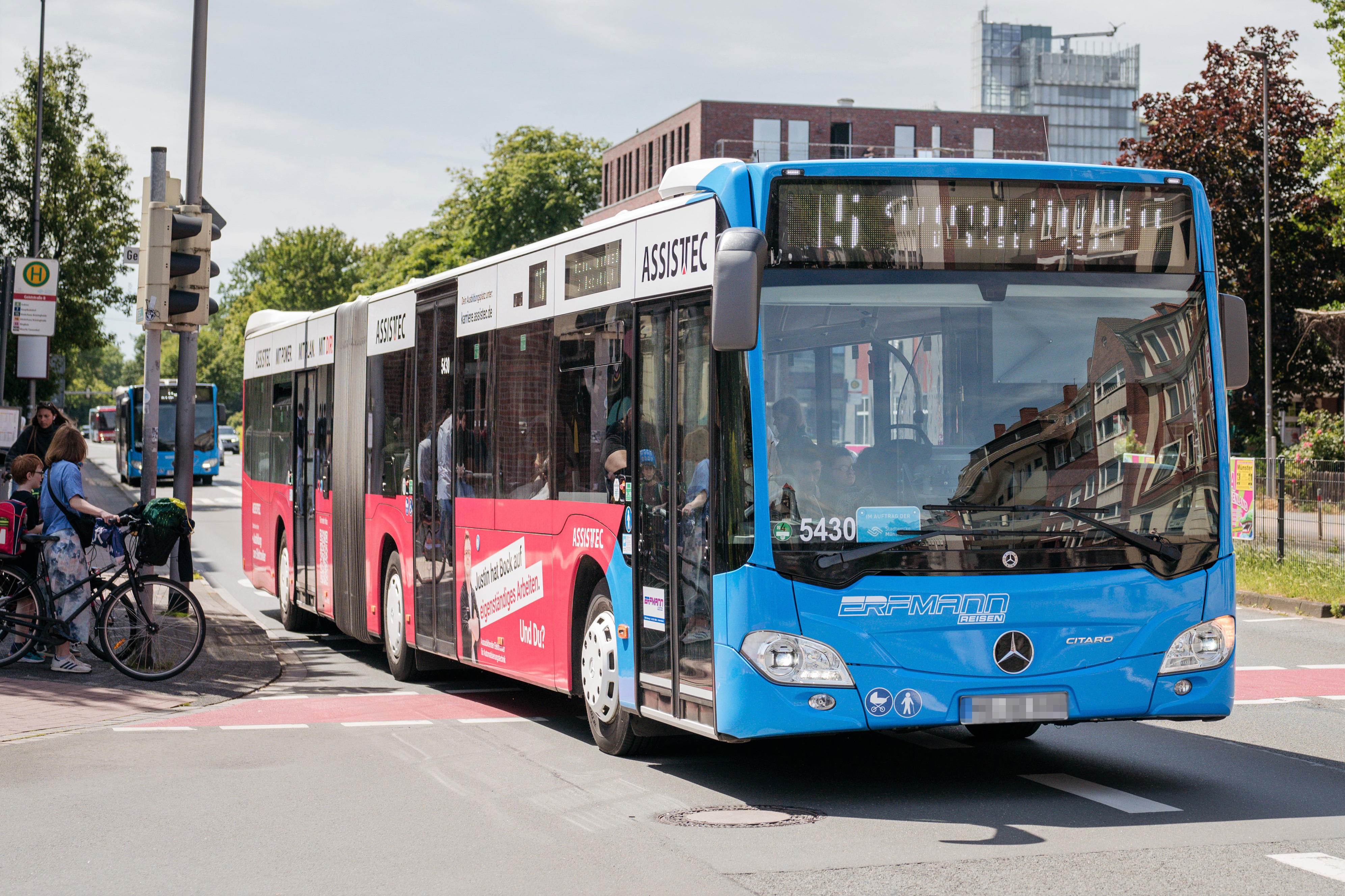 Bus im Straßenverkehr