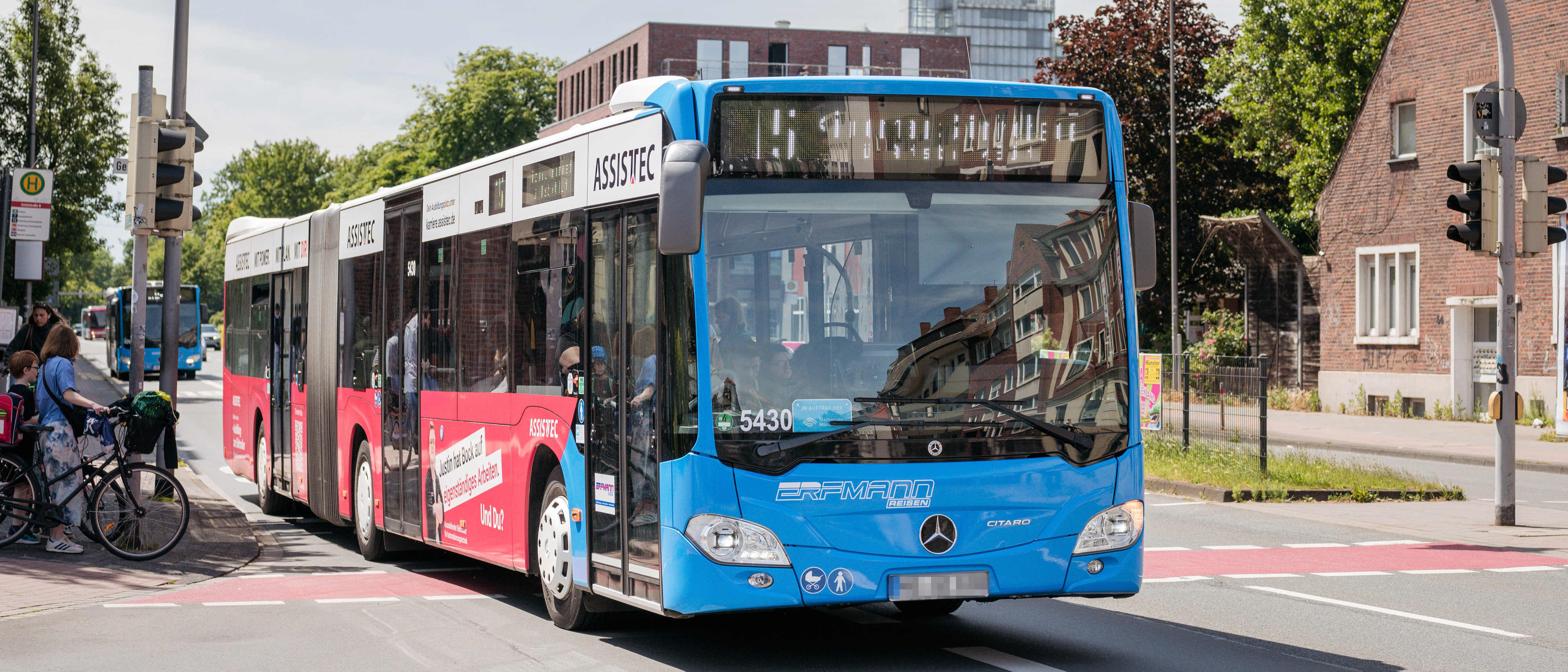 Bus im Straßenverkehr