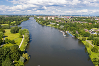 Die Stadt Münster überwacht die Wasserqualität des Aasees engmaschig. Luftbild im Sommer - alles rundherum begrünt - auf den Aasee.