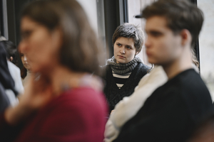Junge Frau mit ernstem Gesichtsausdruck