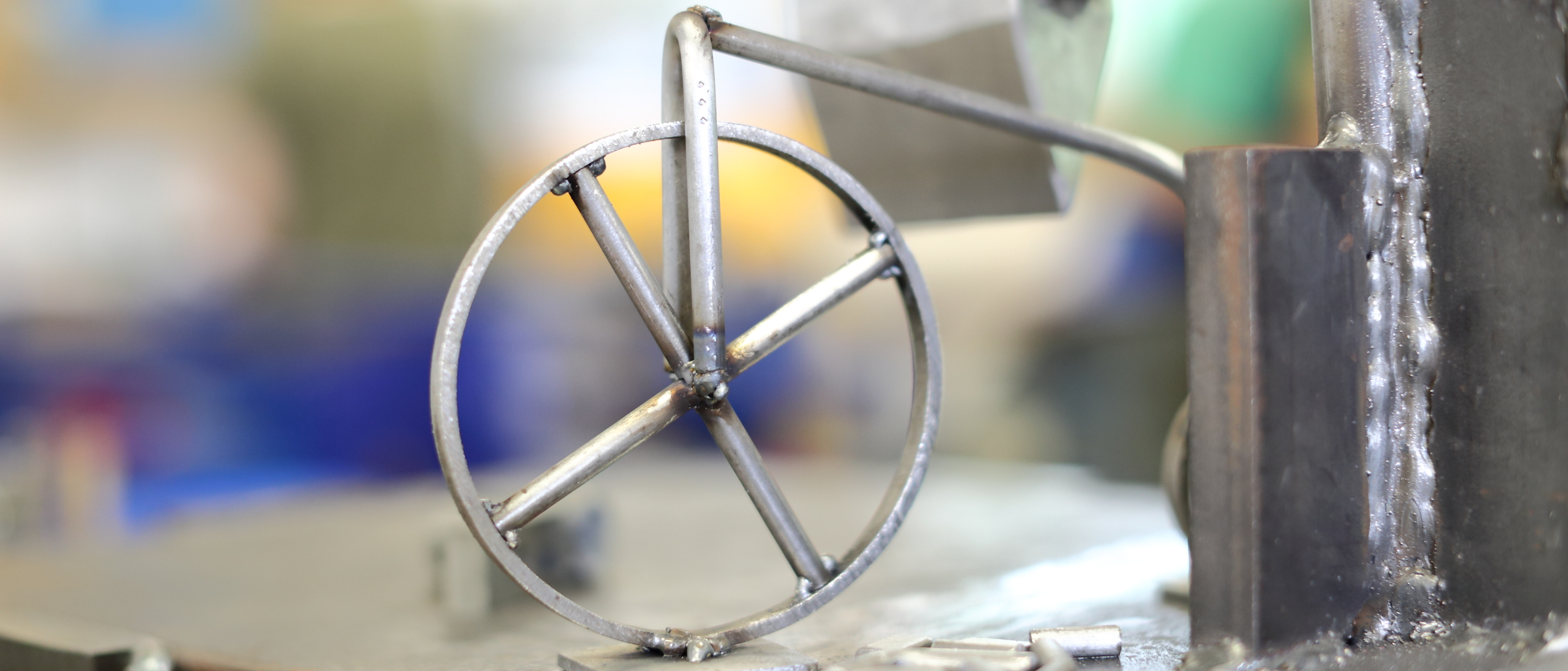 Ein Blick in die Metallbauwerkstatt, Fokus auf einem Rad mit vier Speichen