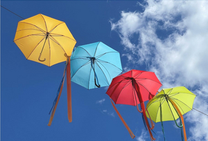 Bunte Regenschirme im Himmel