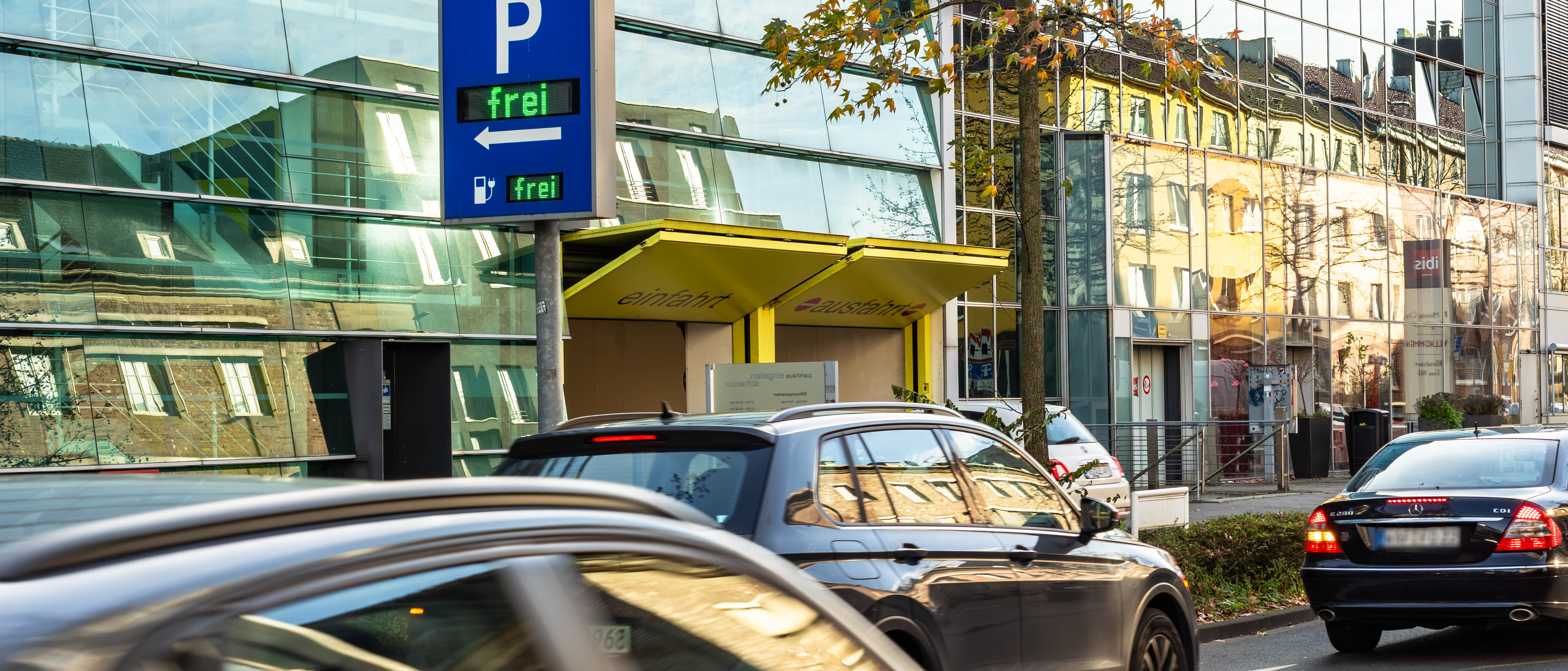Einfahrt eines Parkhauses mit Auto, die davor stehen
