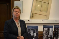 Als Landesministerin für Schule und Weiterbildung besuchte Sylvia Löhrmann mehrfach die Villa ten Hompel. Die damalige stellvertretende Ministerpräsidentin sprach u.a. intensiv mit jungen Menschen aus Mettingen, die eine Exkursion zum ehem. KZ Auschwitz gestaltet hatten. Aktuell engagiert sie sich im deutschen Freundeskreis der Gedenkstätte Yad Vashem. Archivfoto: Stefan Querl. Bild