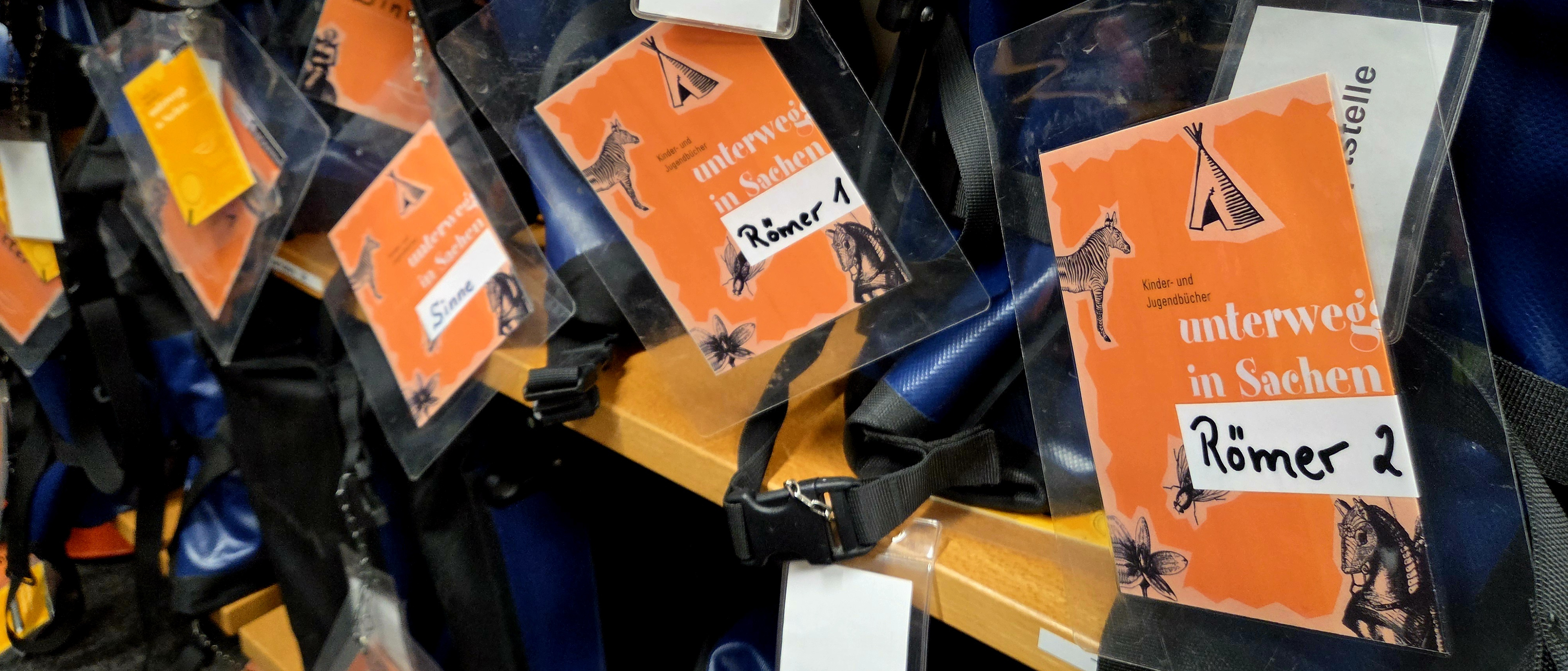 Taschen mit Etiketten und der Aufschrift "Römer"