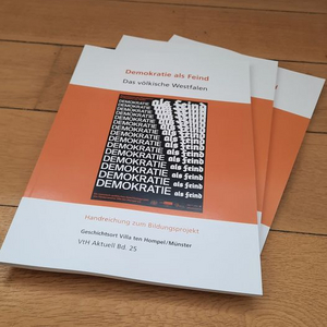 drei Exemplare der Publikation "Demokratie als Feind"