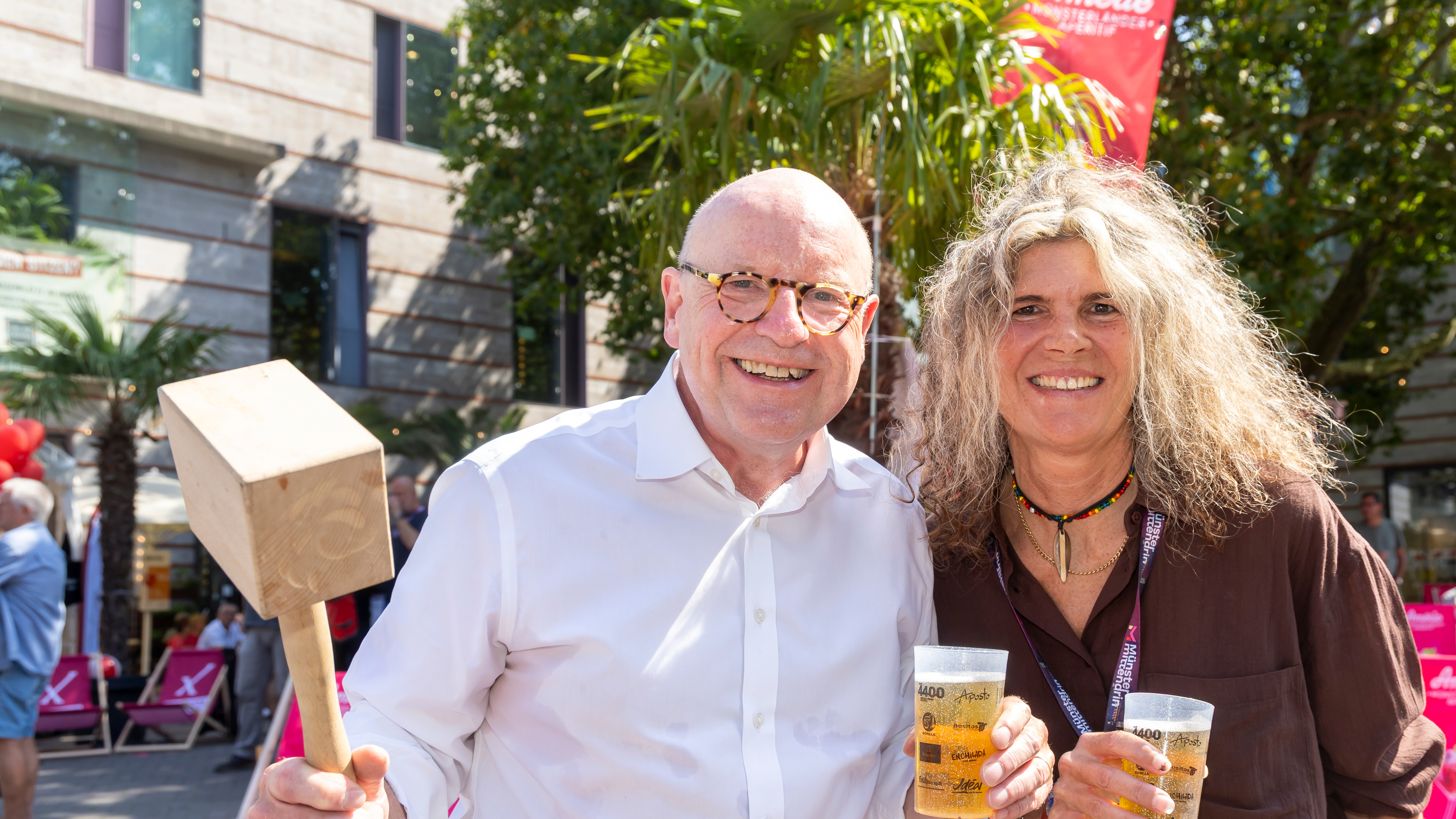 Oberbürgermeister Markus Lewe und Ana Voogd, Geschäftsführerin der „Münster Mittendrin“ GmbH auf dem Stubengassenplatz.
