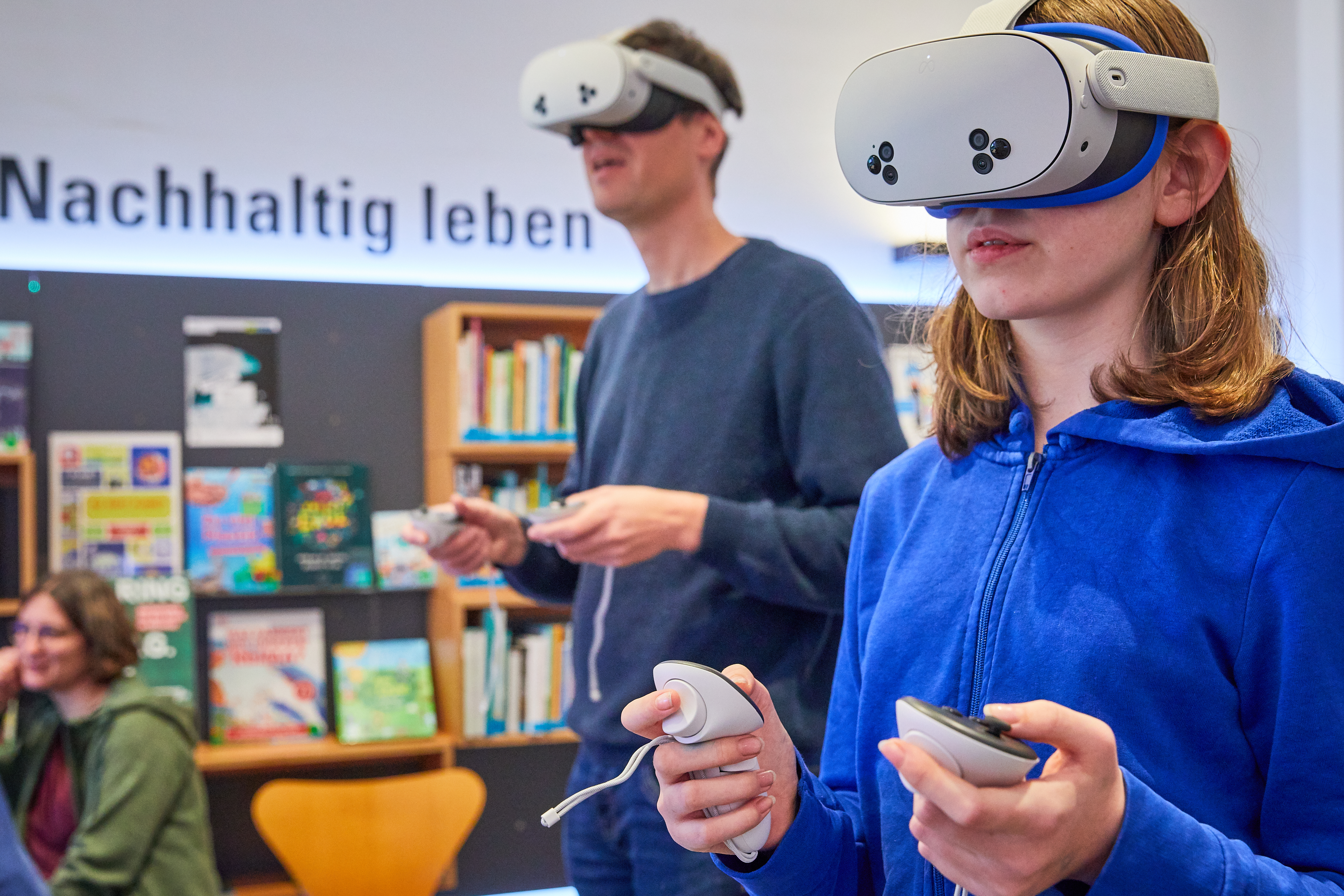 Personen testen Virtual Reality Brille in der Bibliothek der Dinge