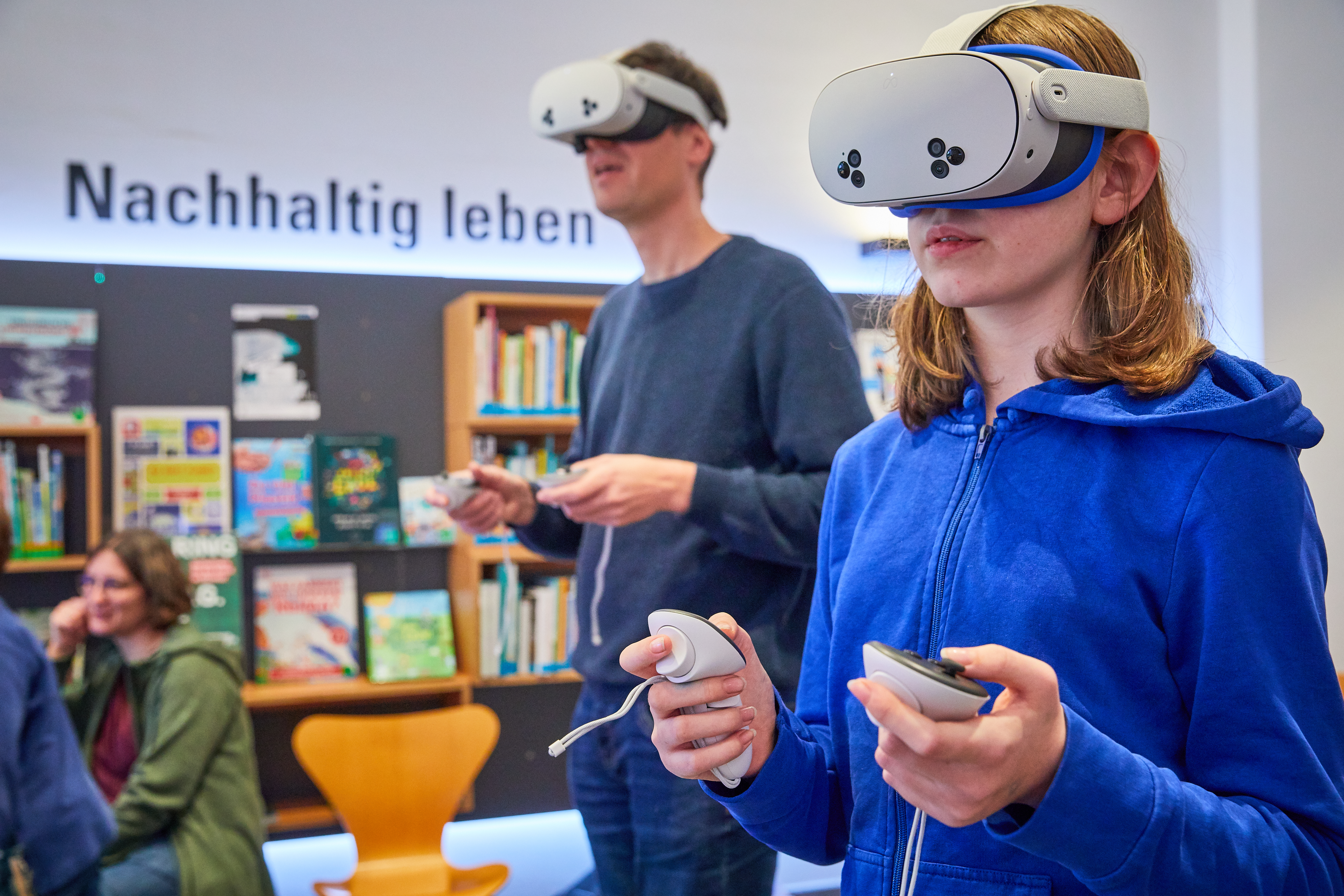Personen testen Virtual Reality Brille in der Bibliothek der Dinge