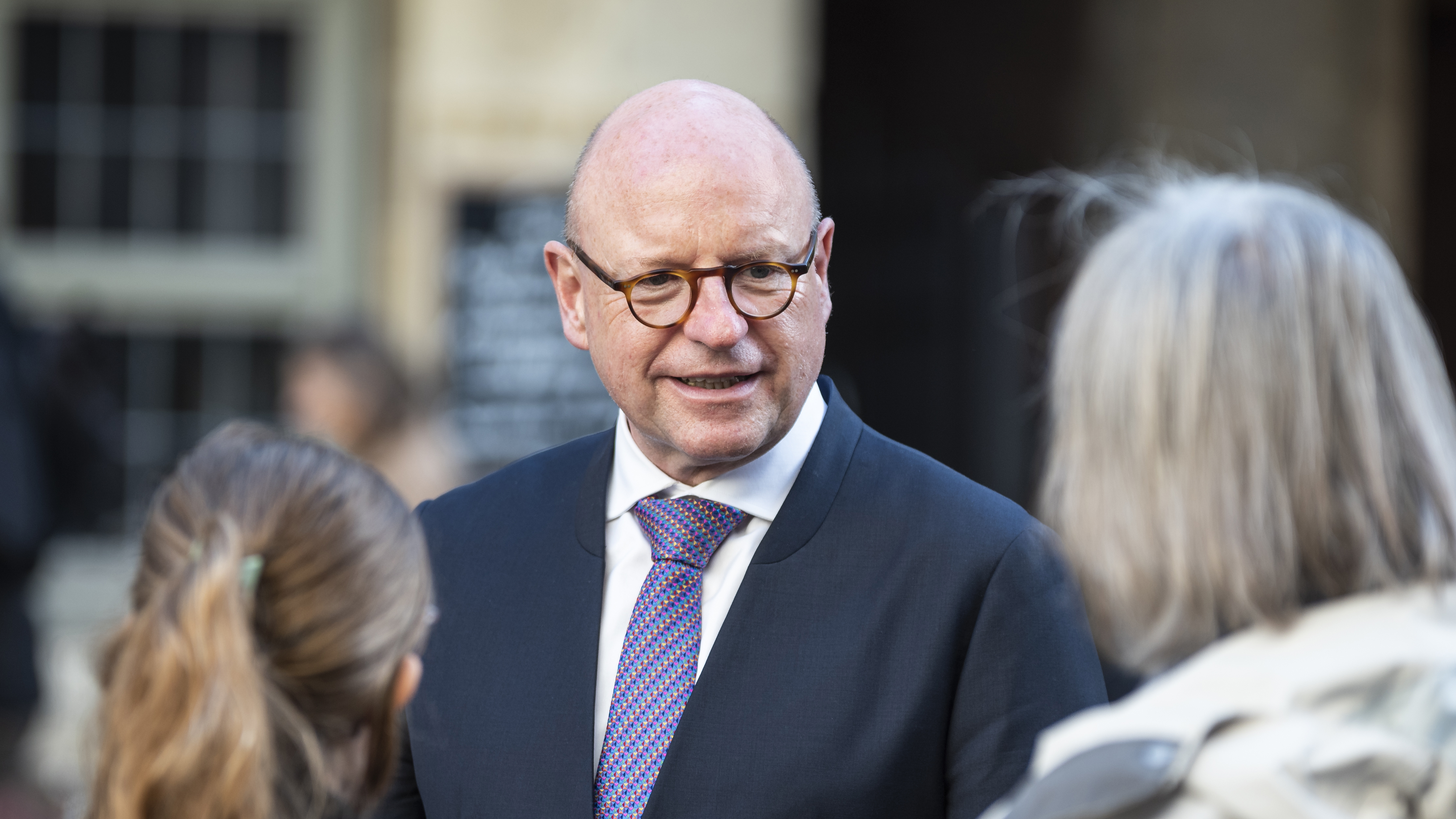 Markus Lewe im Gespräch mit zwei Frauen