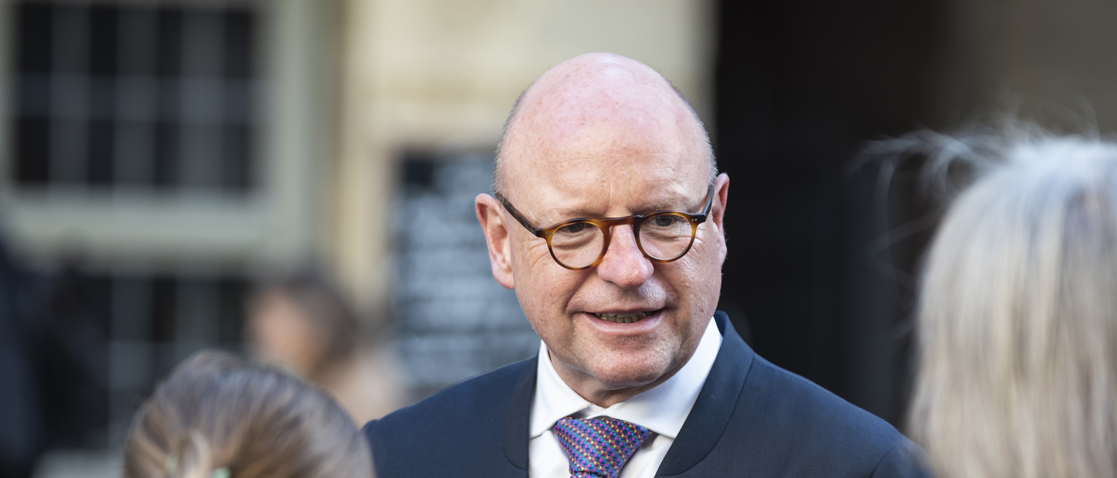 Markus Lewe im Gespräch mit zwei Frauen