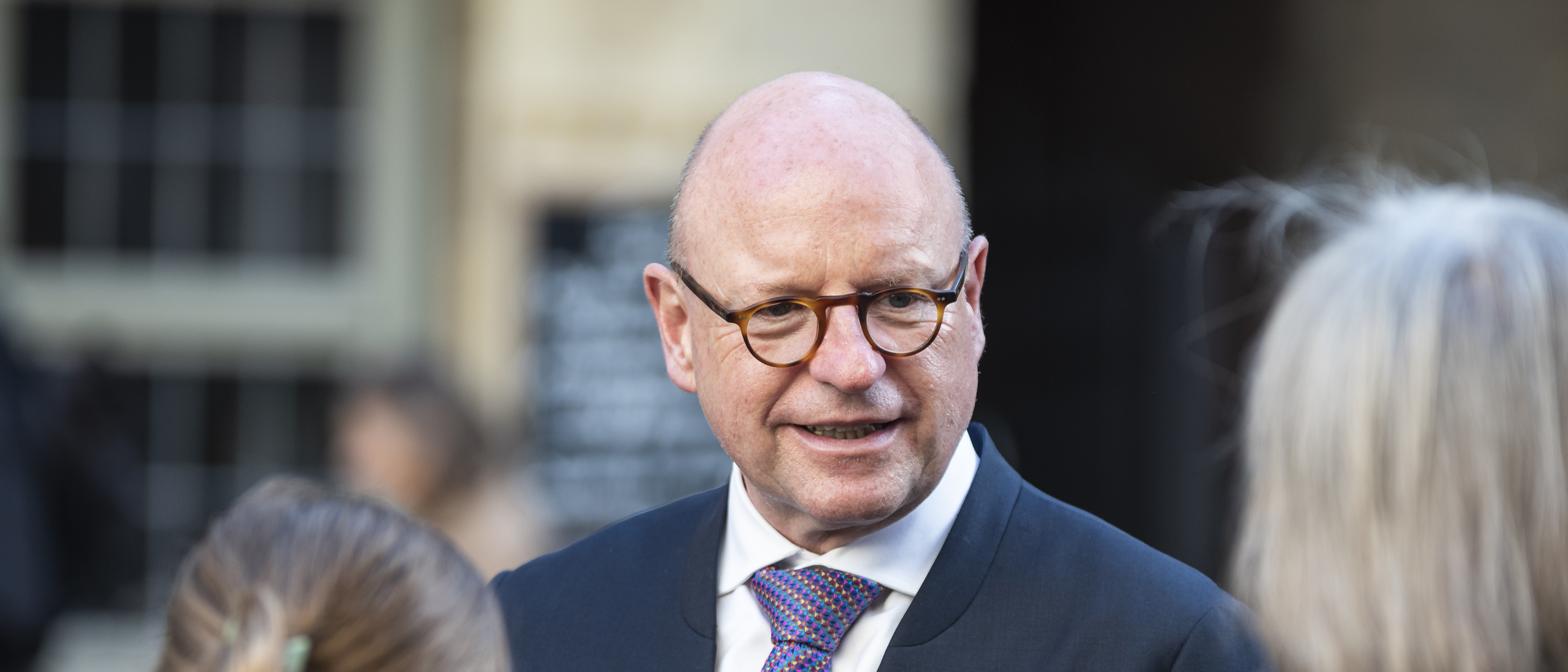 Markus Lewe im Gespräch mit zwei Frauen