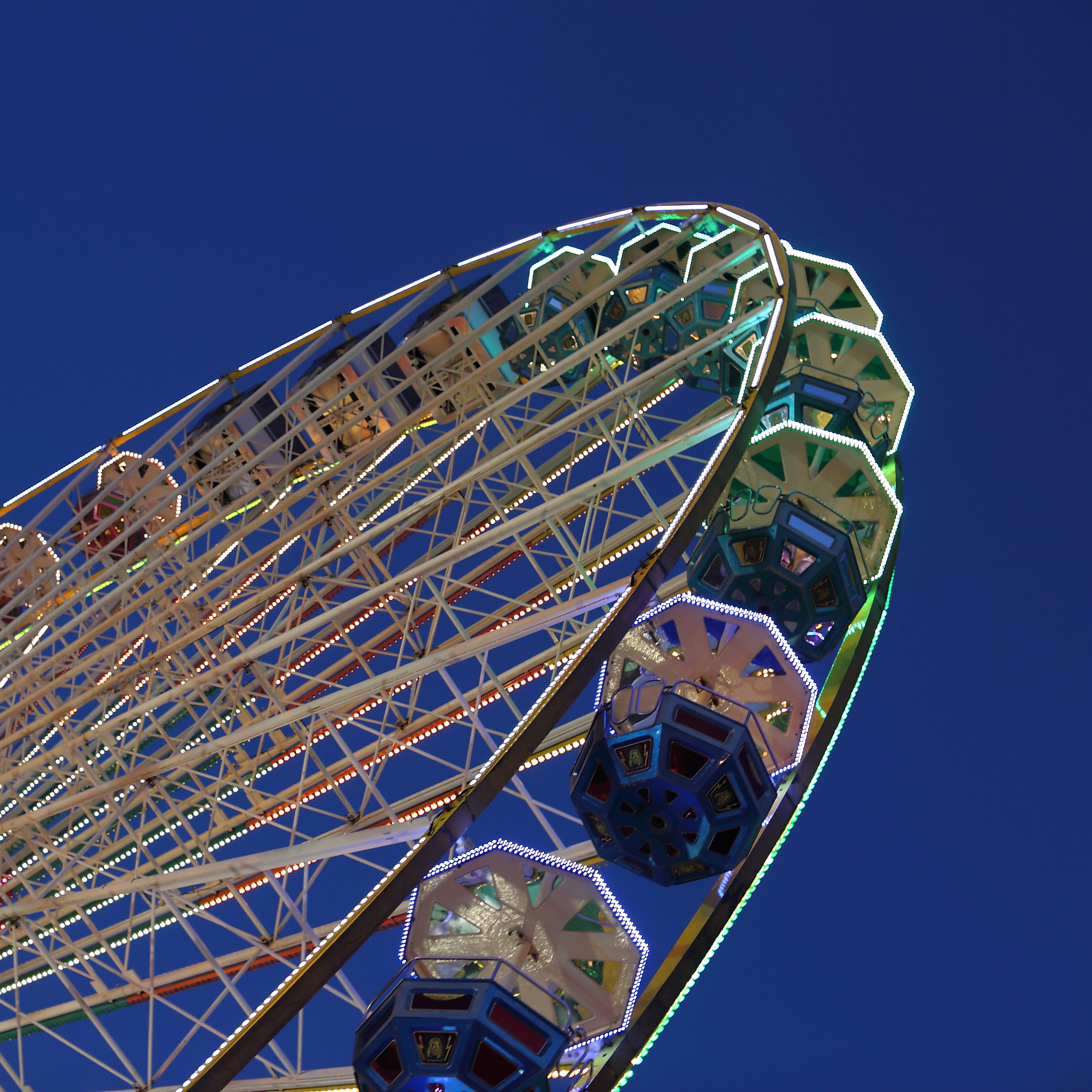 Ein Riesenrad auf dem Send bei Nacht.