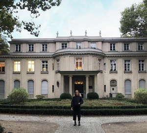 Jule Richter vor dem Haus der Wannseekonferenz