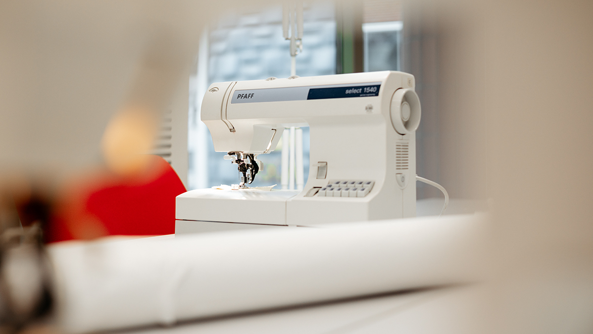 Nähmaschiene im Nähraum der vhs Münster