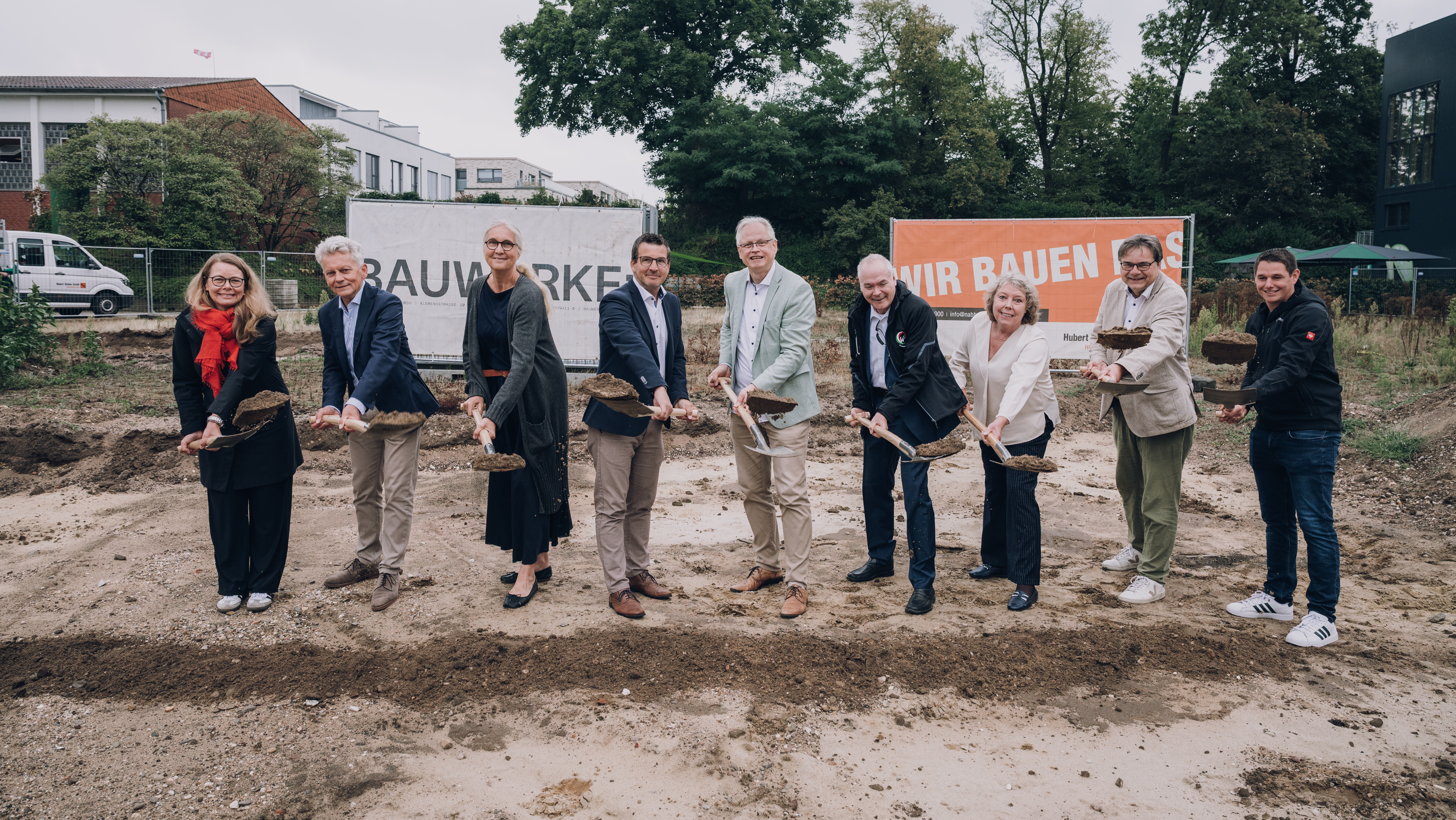 Neun Personen beim symbolischen ersten Spatenstich