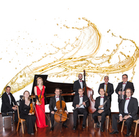 Musiker/innen auf einer Bühne