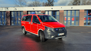 Das Fahrzeug 21-MZF-1 vor einem Feuerwehrhaus.