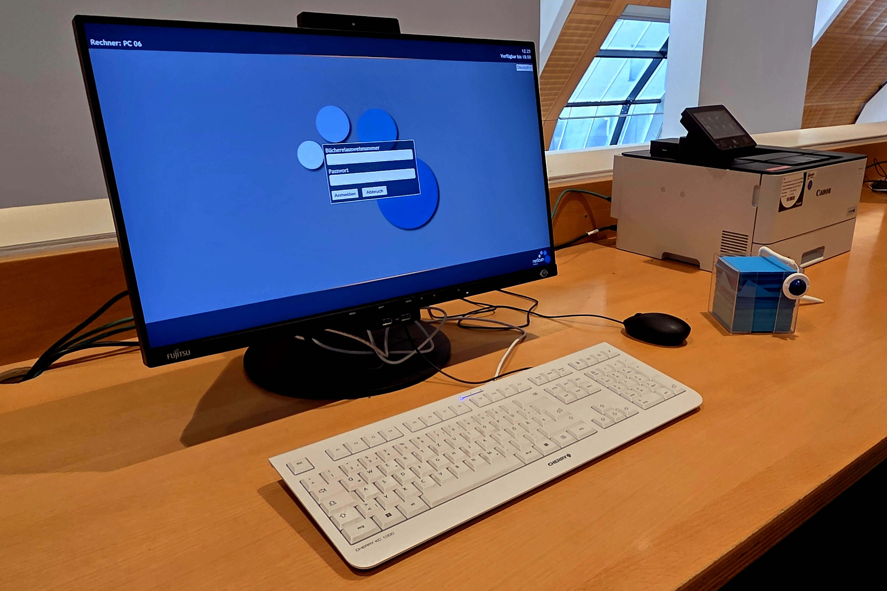 Ein Computerplatz in der Stadtbücherei