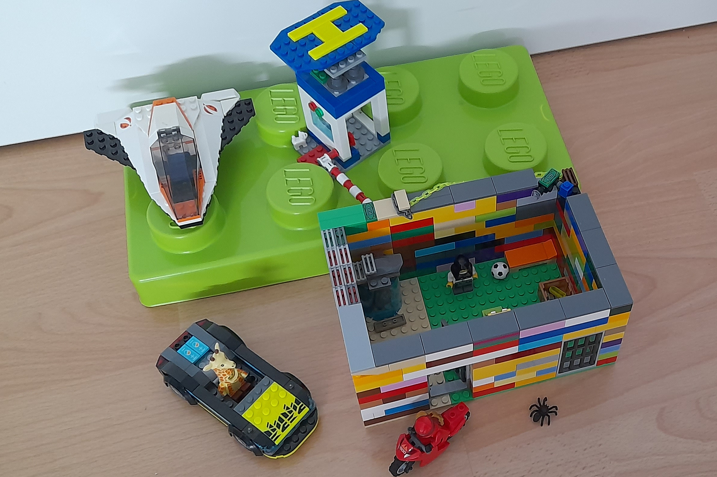 Verschiedene LEGO Modelle und Steine
