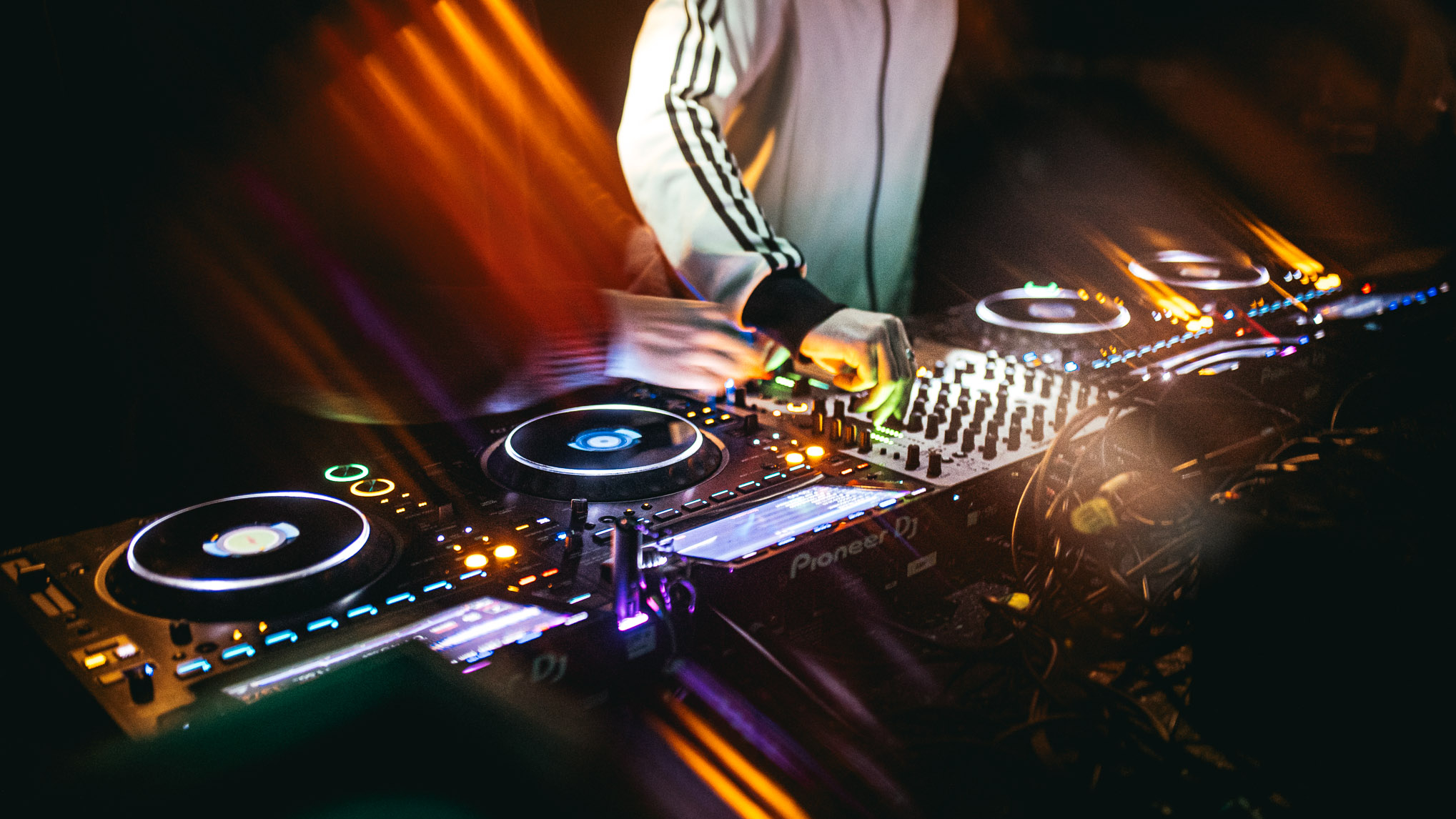DJ am Mischpult