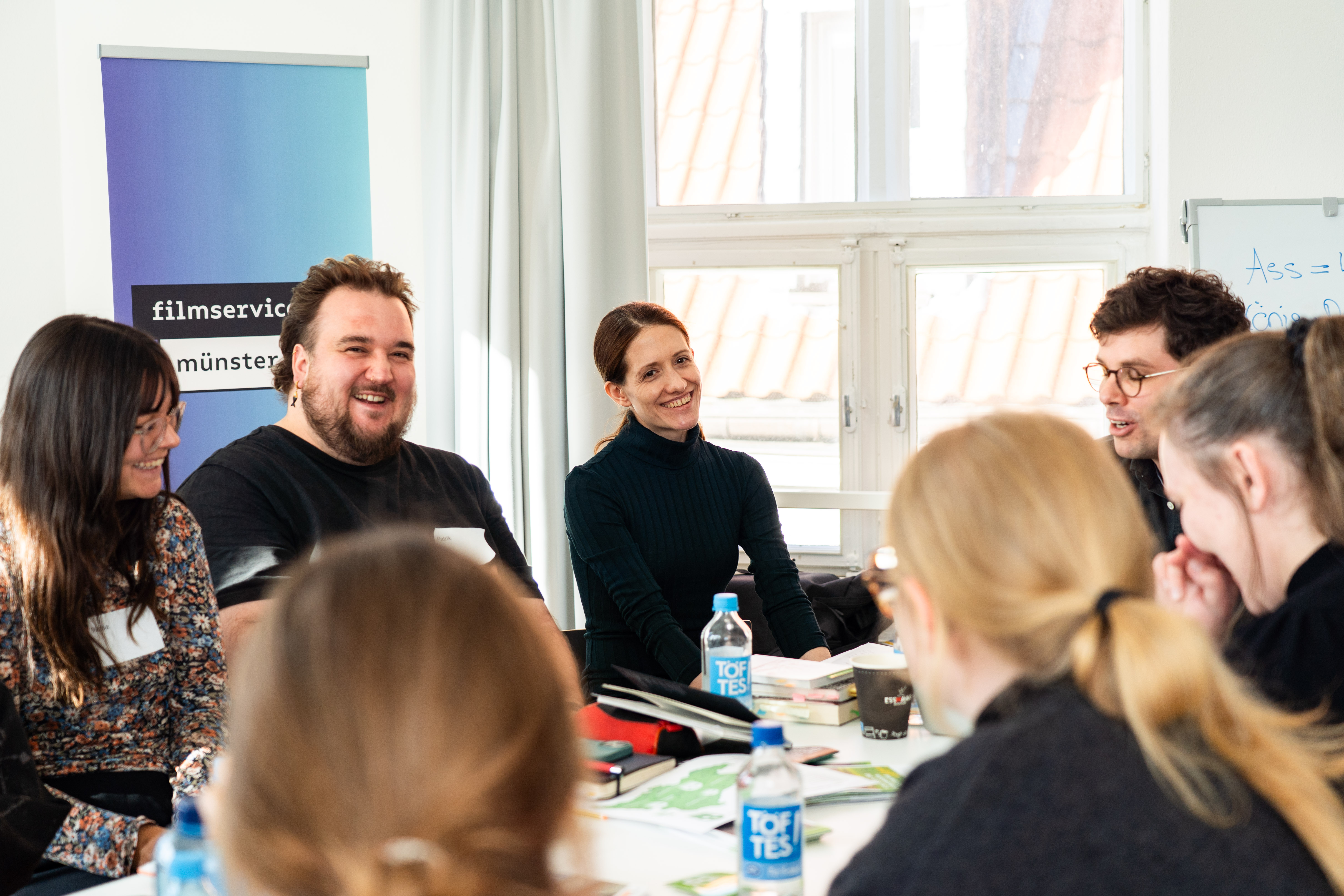 Personen am Tisch