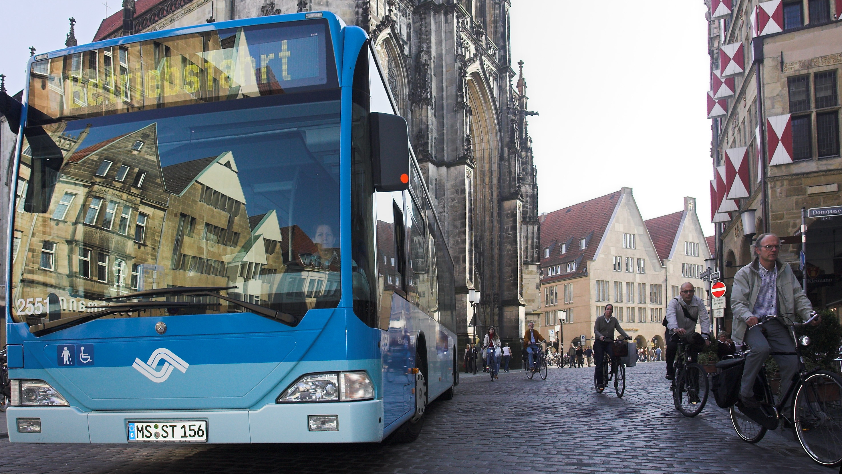 Ein Bus der Stadtwerke Münster unterwegs auf dem Prinzipalmarkt.