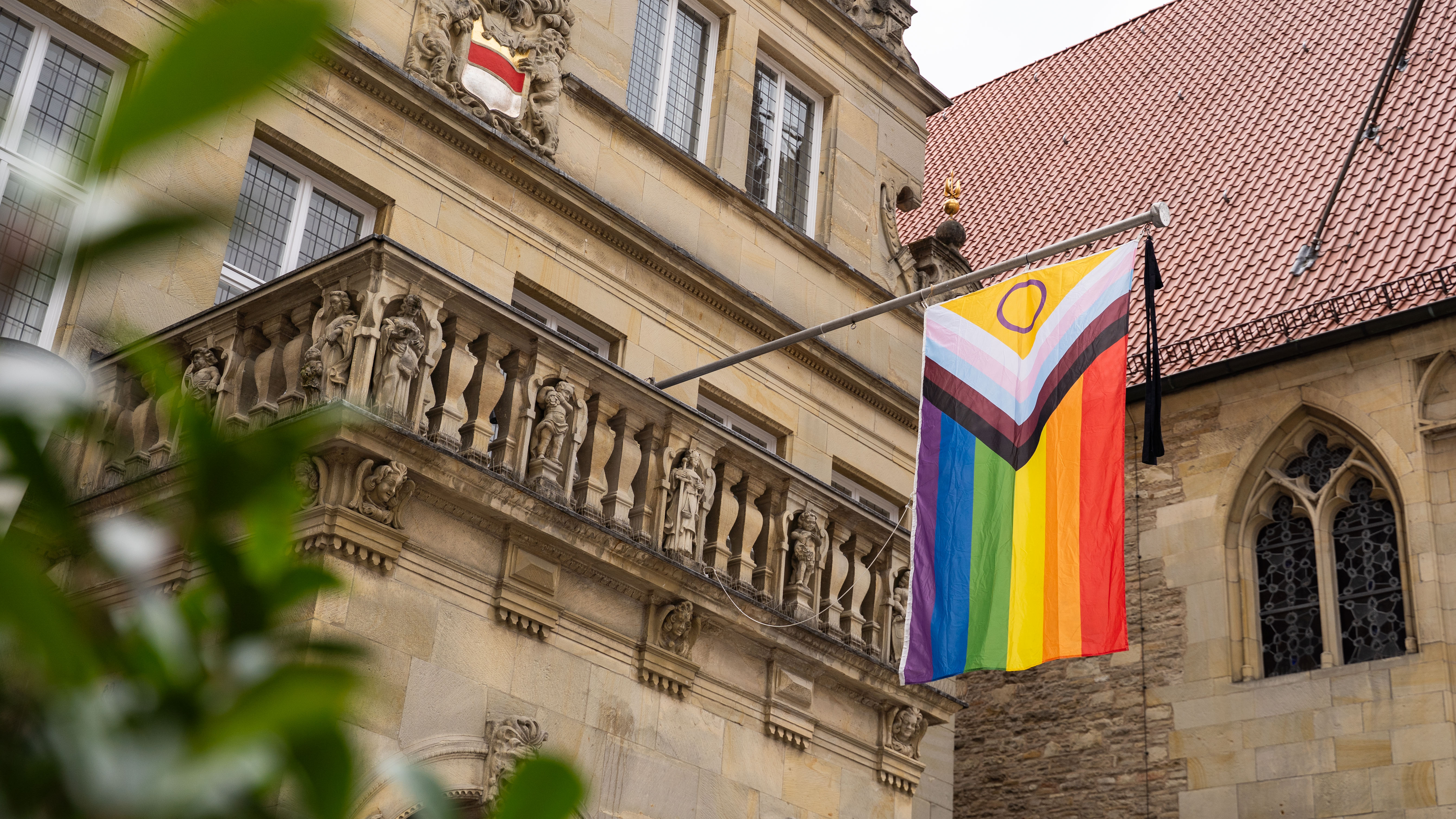 Pride-Flagge mit Trauerflor am Stadtweinhaus