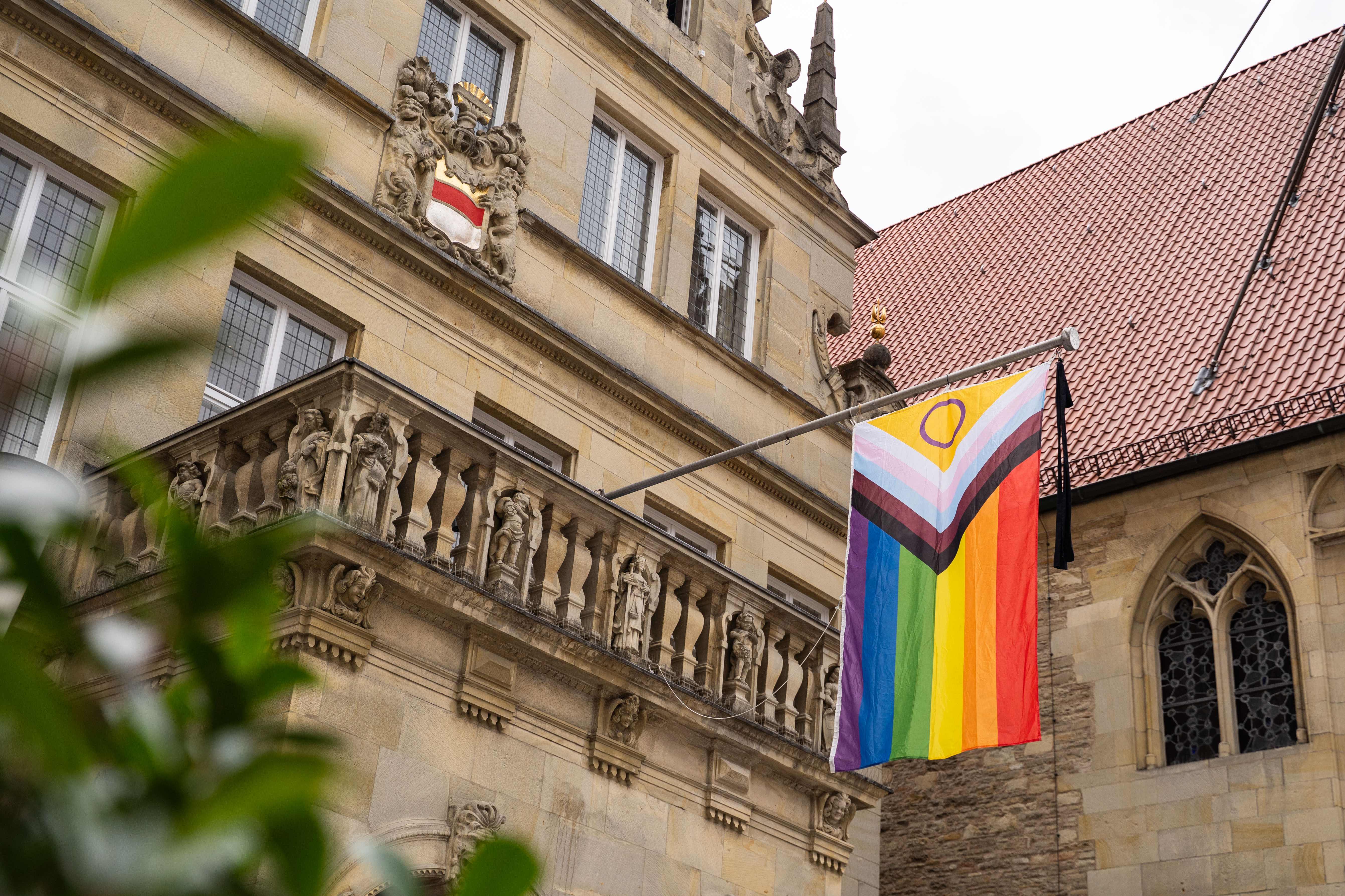 Pride-Flagge mit Trauerflor am Stadtweinhaus