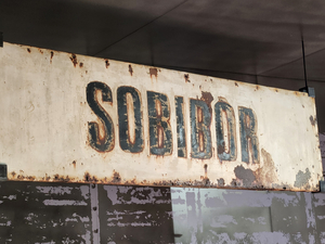 Schild mit der Aufschrift "Sobibor"