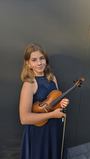 Foto einer Jungakademistin mit Instrument Violine