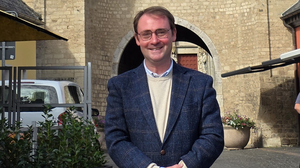 Stefan Querl steht vor dem Dom in Xanten