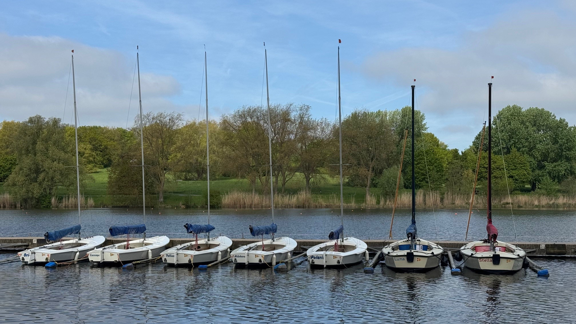 Steg mit Segelbooten