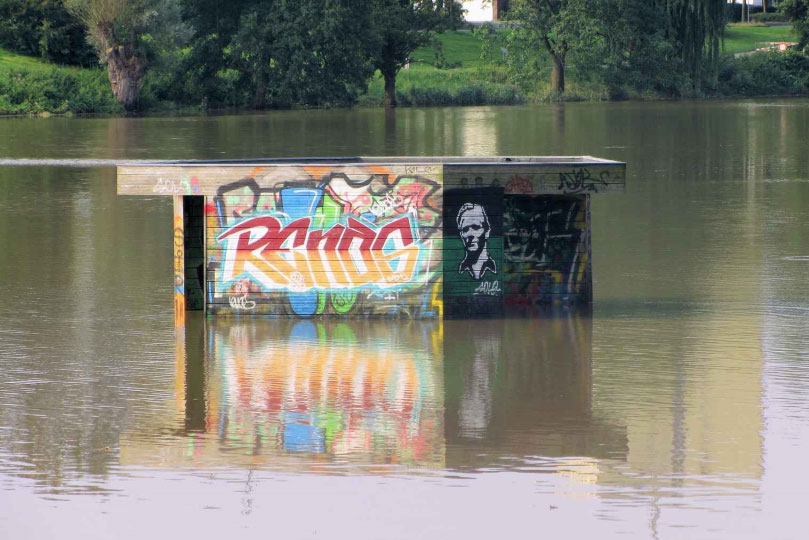 Die Skulptur 'Pier" von Jorge Pardo ist nach dem Starkregen 2014 halb überflutet.