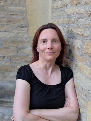 Die Fotografie zeigt die Autorin Katja Angenent.