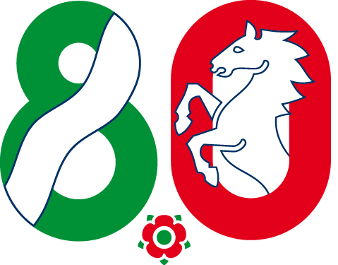 Die Zahl 80 in den NRW-Farben Grün und Rot, darin ein schematischer Fluss und ein Pferd
