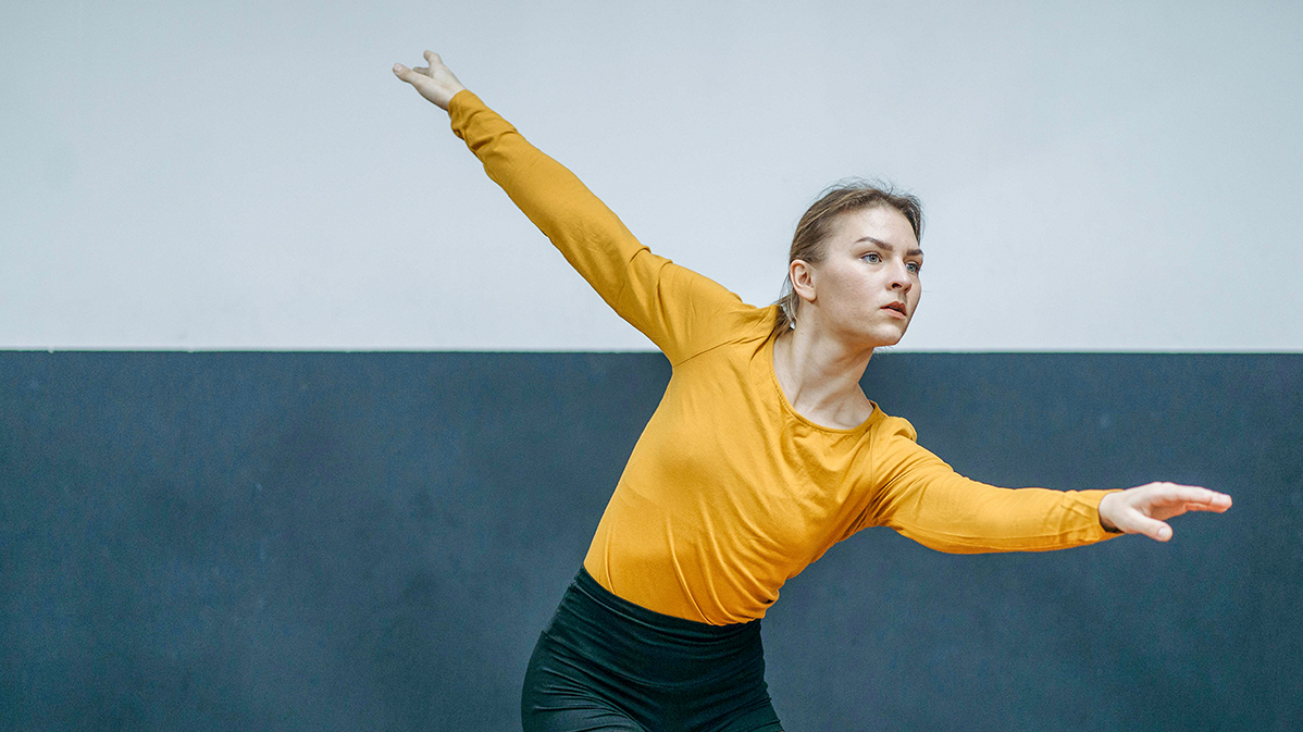 Junge Tänzerin in der Sporthalle