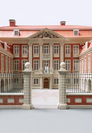 Das Modell des Hofes wird in Frontalansicht gezeigt.