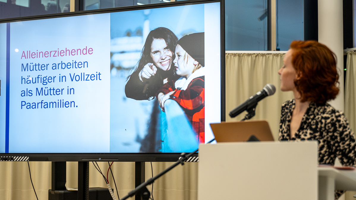 Bloggerin und Autorin Teresa Bücker am Pult auf der Bühne im vhs-Forum