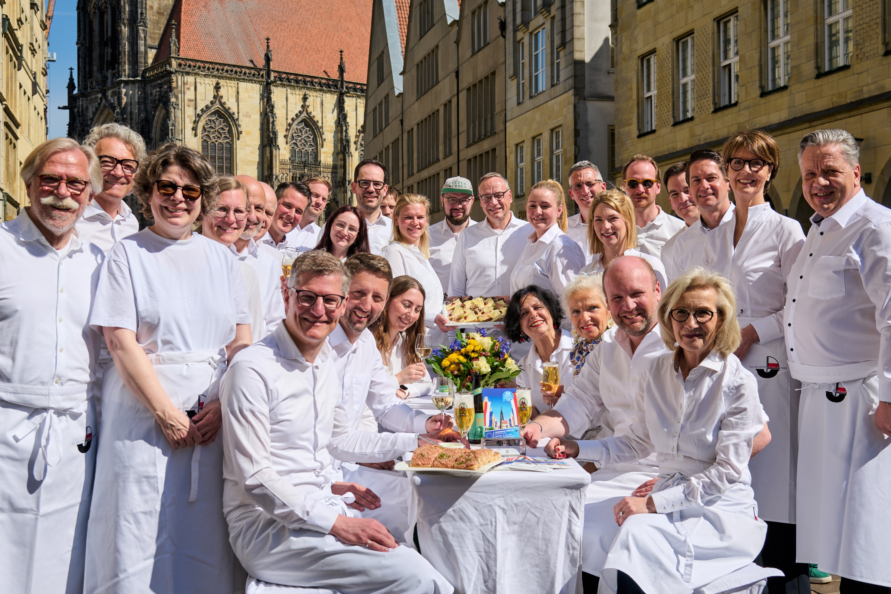 Gruppenbild, alle in weiß gekleidet mit Schürze