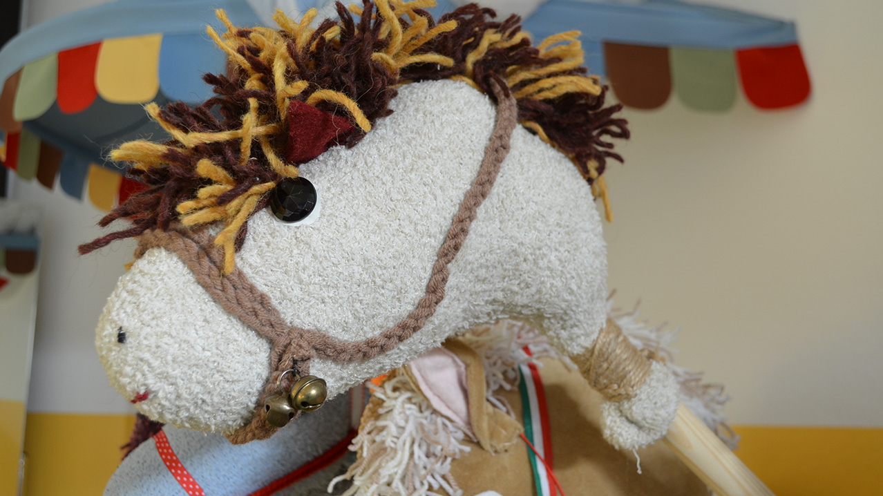 Spielzeug-Pferd aus Stoff für Kinder